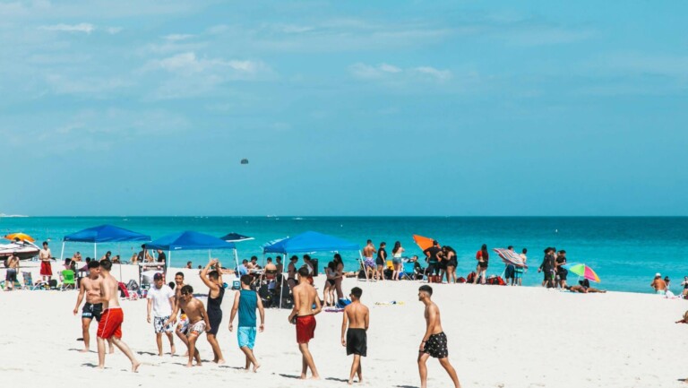 Crowded beach day at Siesta Beach, Siesta Key Florida, showing peak-season demand for planning a trip, how far in advance to book a Siesta Key vacation rental